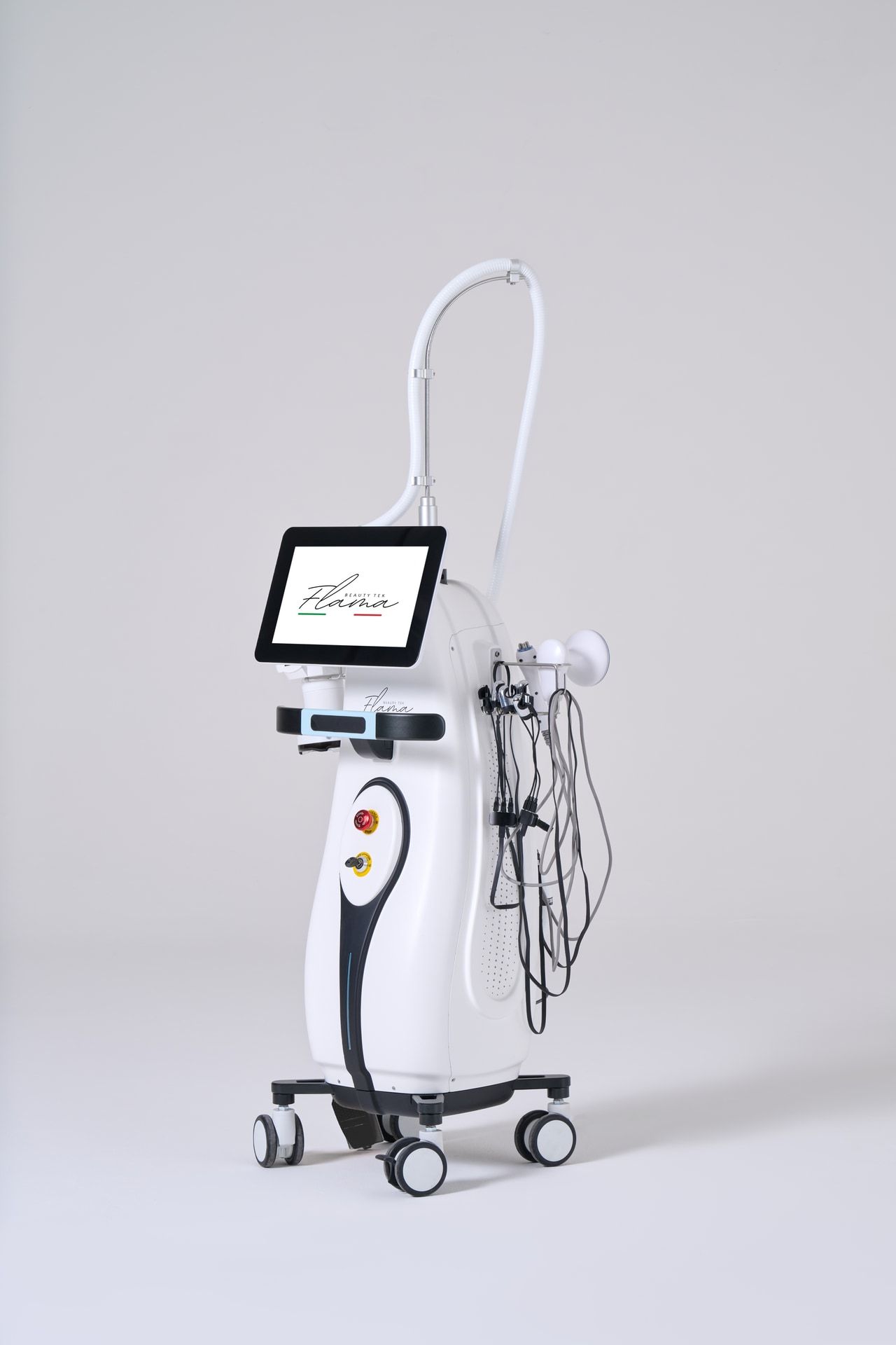 Una professionista al lavoro con una tecnologia Flama Beauty Tek