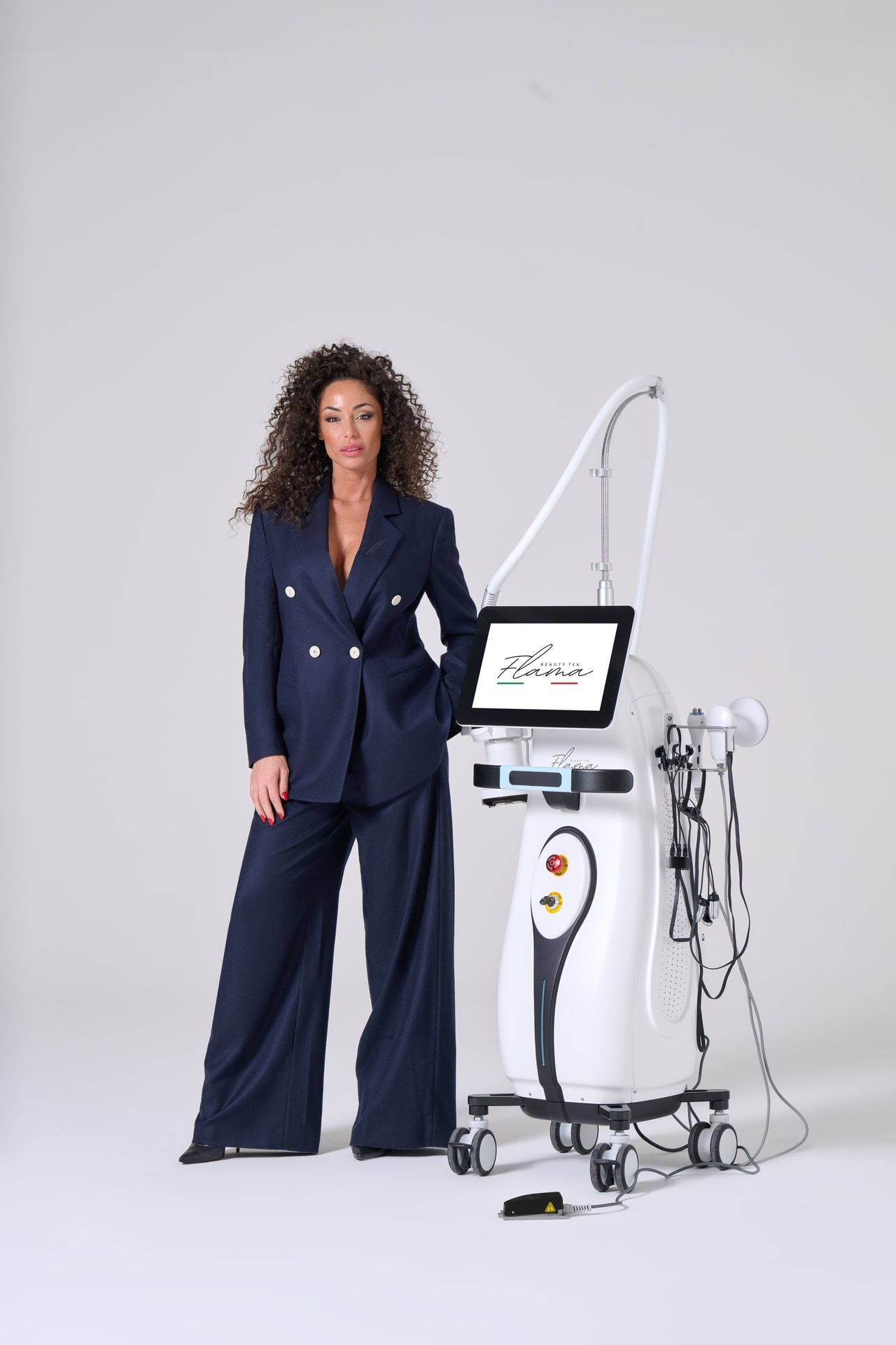 Operatrice estetica in formazione pratica con una tecnologia Flama